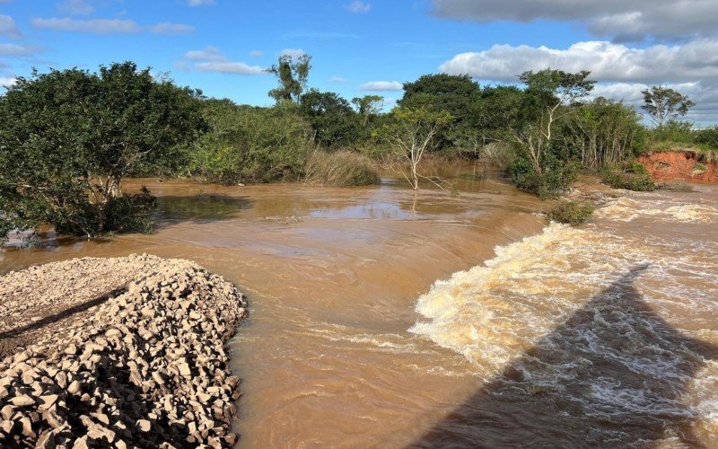 Obras emergenciais no dique na Vila Brás, no limite com Novo Hamurgo | abc+