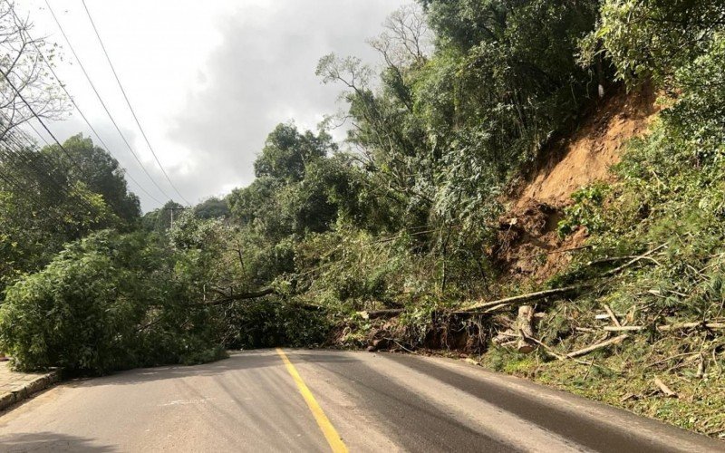 Estrada Velha voltou a ser bloqueada nesta terça-feira (14)