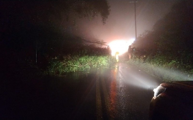 RS-020 é bloqueado após queda de barreira na Serra gaúcha | abc+