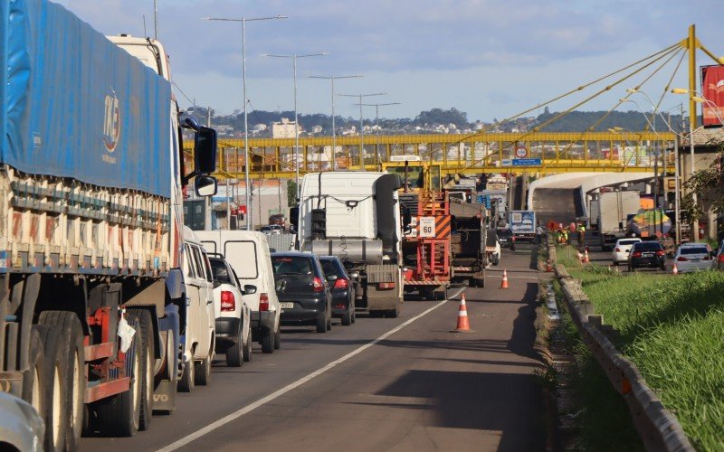 Trânsito próximo ao viaduto da Scharlau