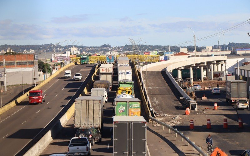 Trânsito no viaduto da Scharlau