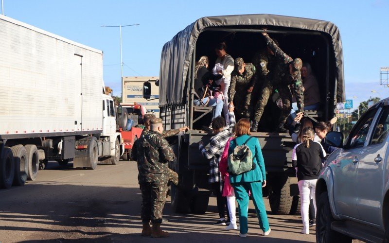 Profissionais da saúde são transportados em caminhão do exército