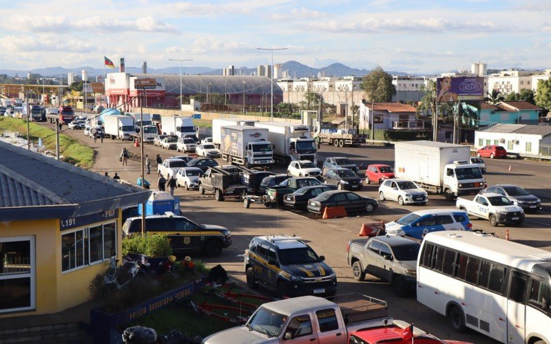 Congestionamento junto ao posto da Polícia Rodoviária Federal, em São Leopoldo