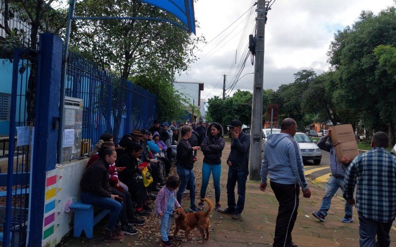 Fila de moradores em busca de cestas básicas em Novo Hamburgo  | abc+