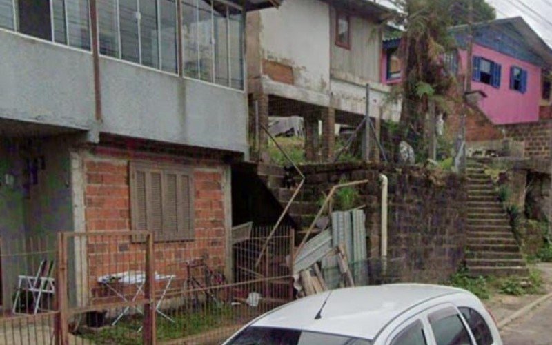 Ylannia residia na casa aos fundos; eram trÃªs no mesmo terreno