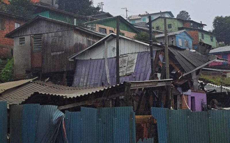 Casas colapsaram com as chuvas do final de semana na Guilherme Dal Ri