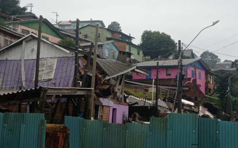 Casas colapsaram com as chuvas do final de semana na Guilherme Dal Ri