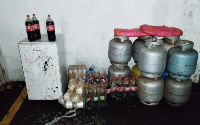 No barco onde eles estavam, policiais militares encontraram 10 botijões de gás, fardos de cerveja e refrigerante e outros objetos 