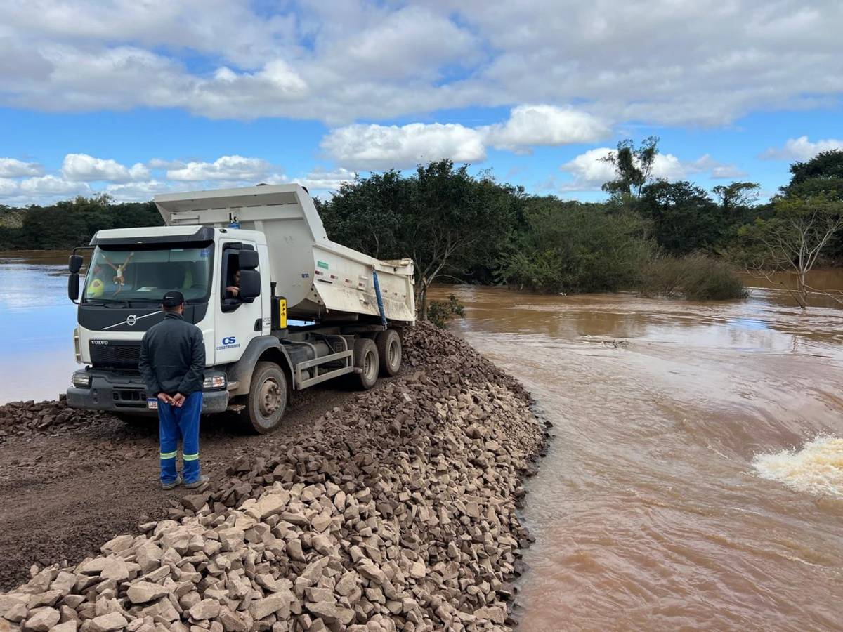 Prefeitura leopoldense trabalha no conserto do dique do Arroio Gauchinho, na Vila Brás