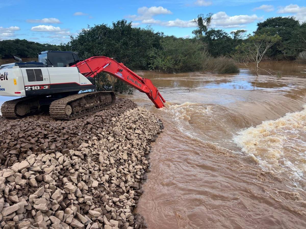 Prefeitura leopoldense trabalha no conserto do dique do Arroio Gauchinho, na Vila Brás