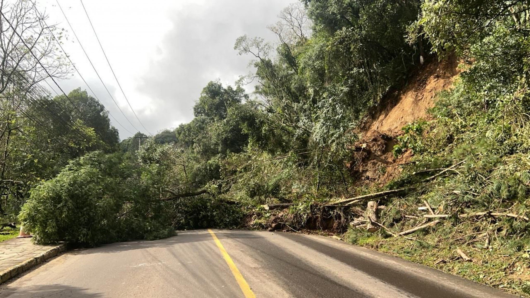 CATÁSTROFE NO RS: Estrada Velha é desobstruída e tem tráfego liberado em Gramado