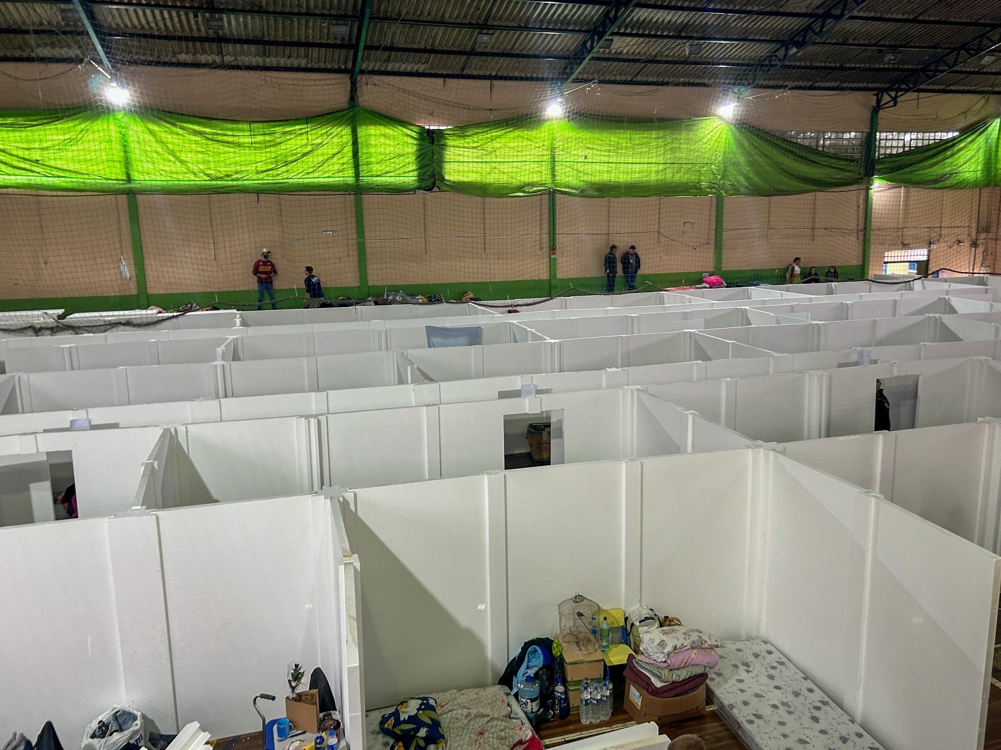 Prefeitura de Sapucaia instala divisórias no abrigo montado no ginásio Otaviano Silveira