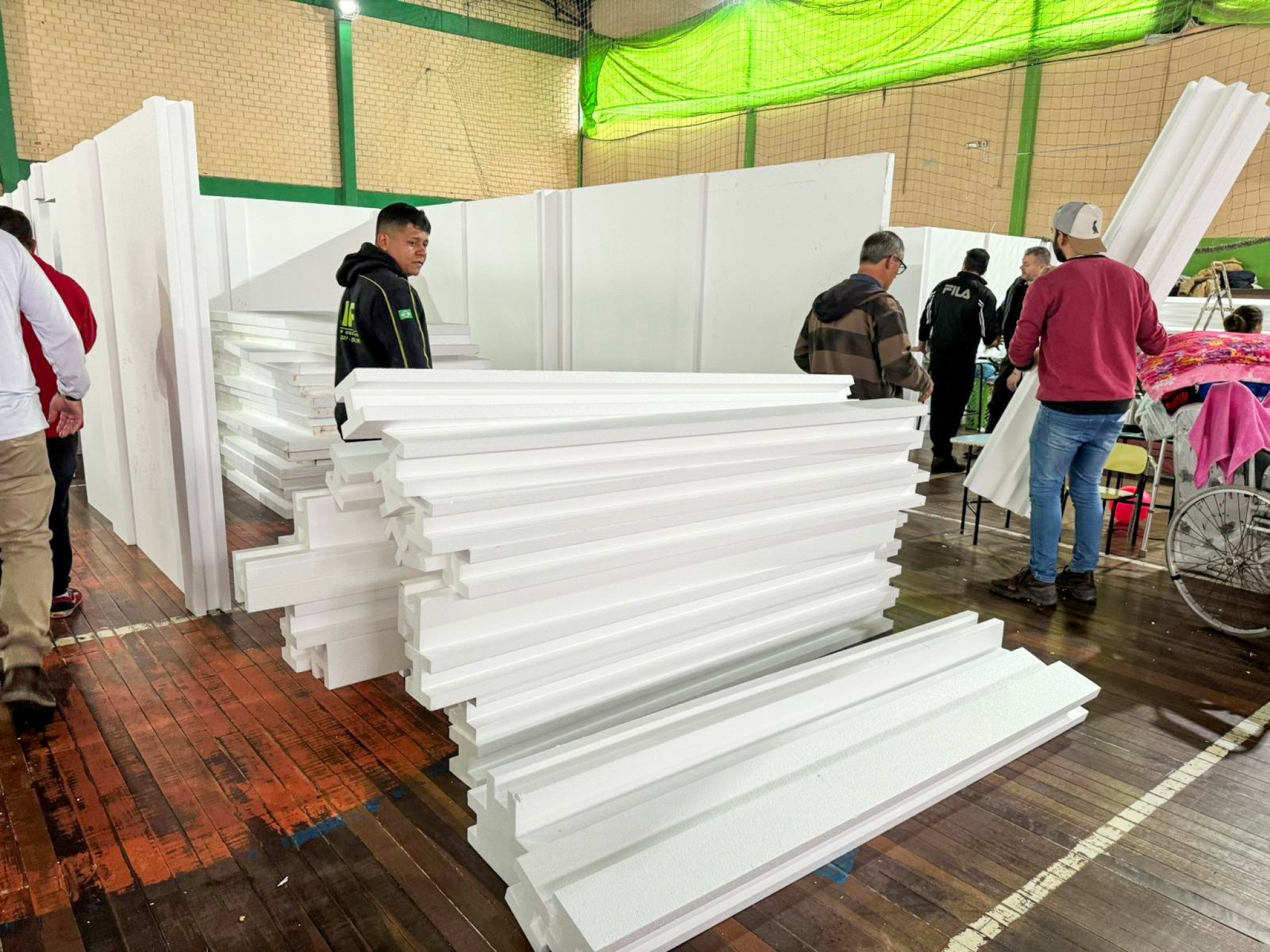 Prefeitura de Sapucaia instala divisÃ³rias no abrigo montado no ginÃ¡sio Otaviano Silveira 