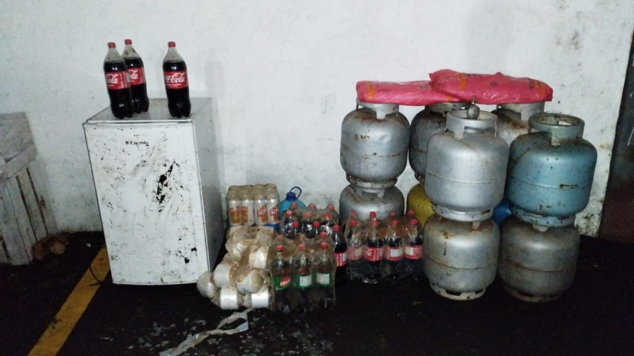 CATÁSTROFE NO RS: Homens são presos ao furtar com barco em áreas alagadas; 10 botijões, frigobar e cervejas estavam na embarcação