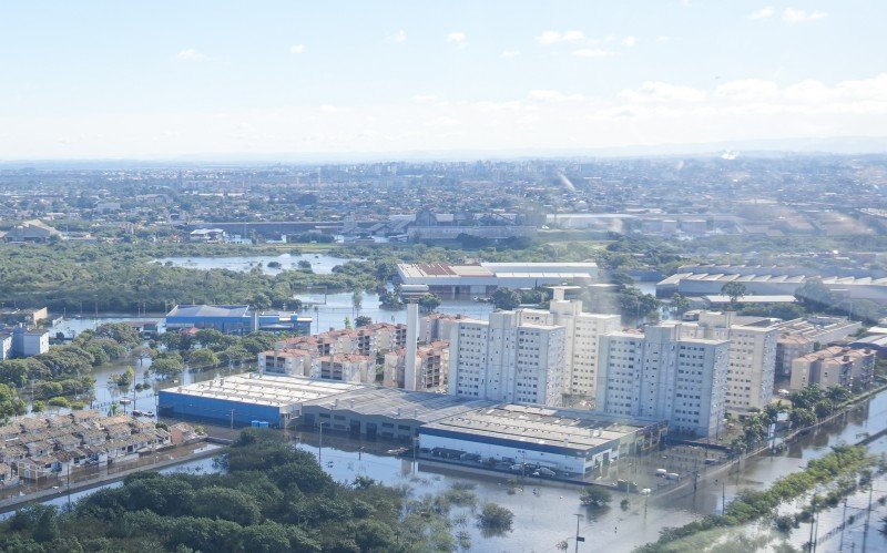 Alagamento no pátio da Trensurb, em Porto Alegre, com trens alagados | abc+
