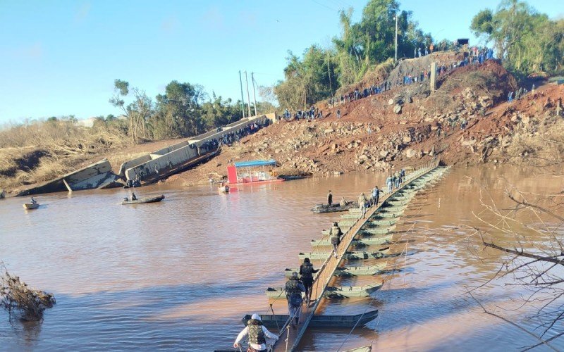 Imagem impressionante mostra travessia de pedestres sobre rio após destruição de pontes no Vale do Taquari | abc+