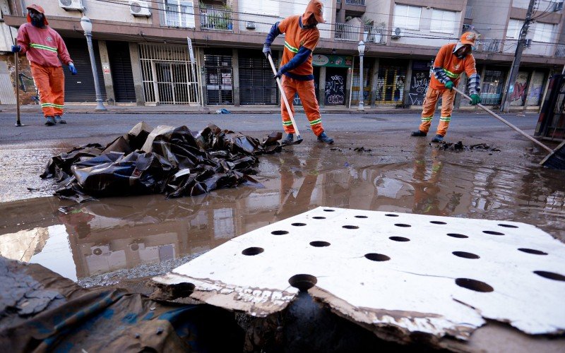 Enchente começa a baixar e DMLU começa a limpeza das ruas do bairro Menino Deus, em Porto Alegre | abc+