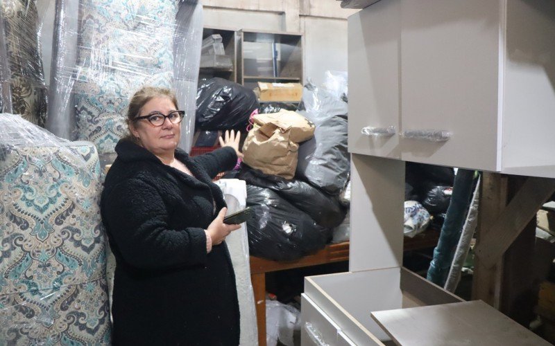 Sônia Almeida mostra doações arrecadadas para distribuir aos moradores do bairro | abc+