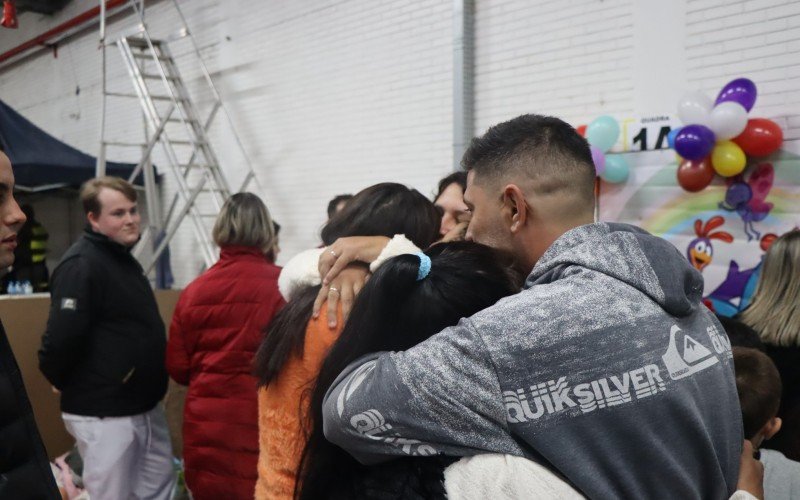 Familiares se emocionam em encontro no abrigo