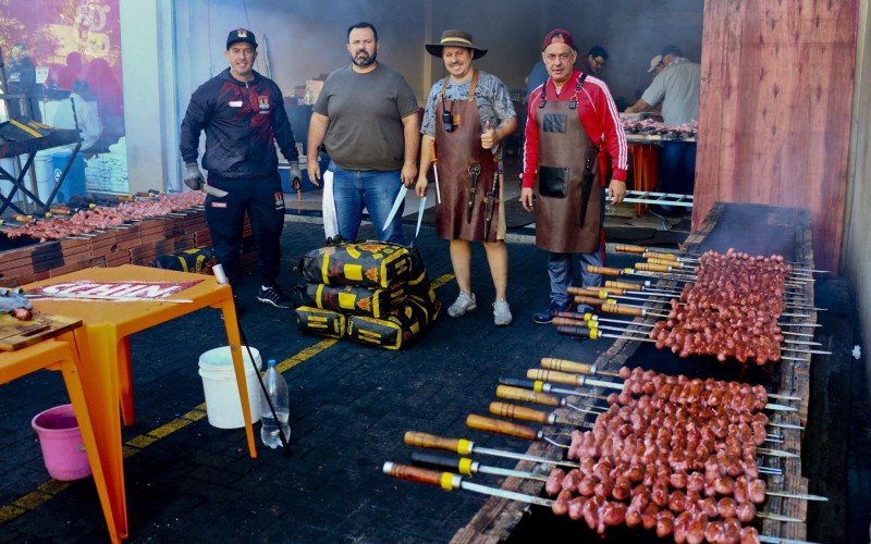 Grupo de churrasqueiros garante a carne assada para completar as marmitas