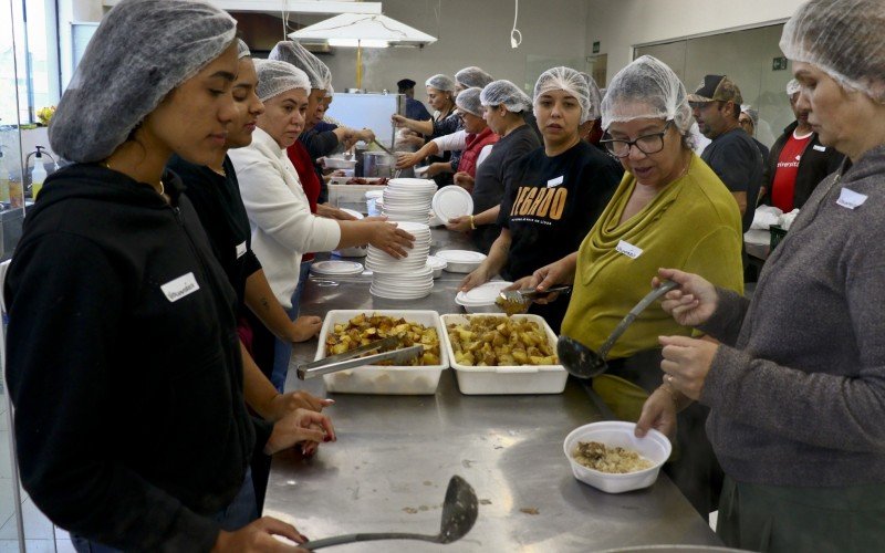 Voluntários alcançaram a marca de 10 mil marmitas produzidas no último sábado
