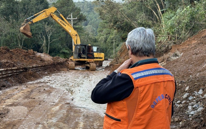 Em maio, a estrada da Linha 28 ficou interditada e máquinas tiveram que ser utilizadas para liberar o trânsito | abc+