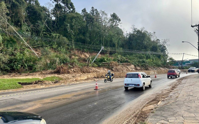 Situação da RS-235 na manhã desta quarta-feira (15) após nova queda de barreira, em Gramado