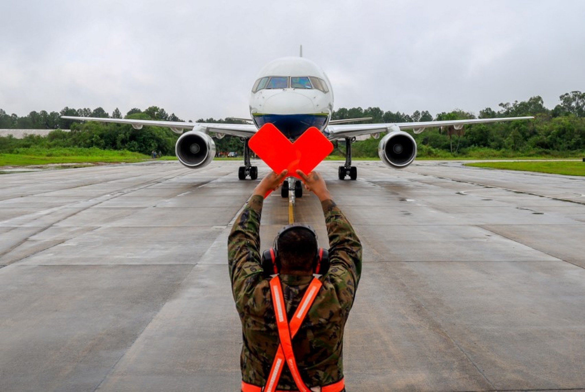 CATÁSTROFE NO RS: Na véspera da chegada de Lula, Base Aérea de Canoas emite alerta de água perto da pista