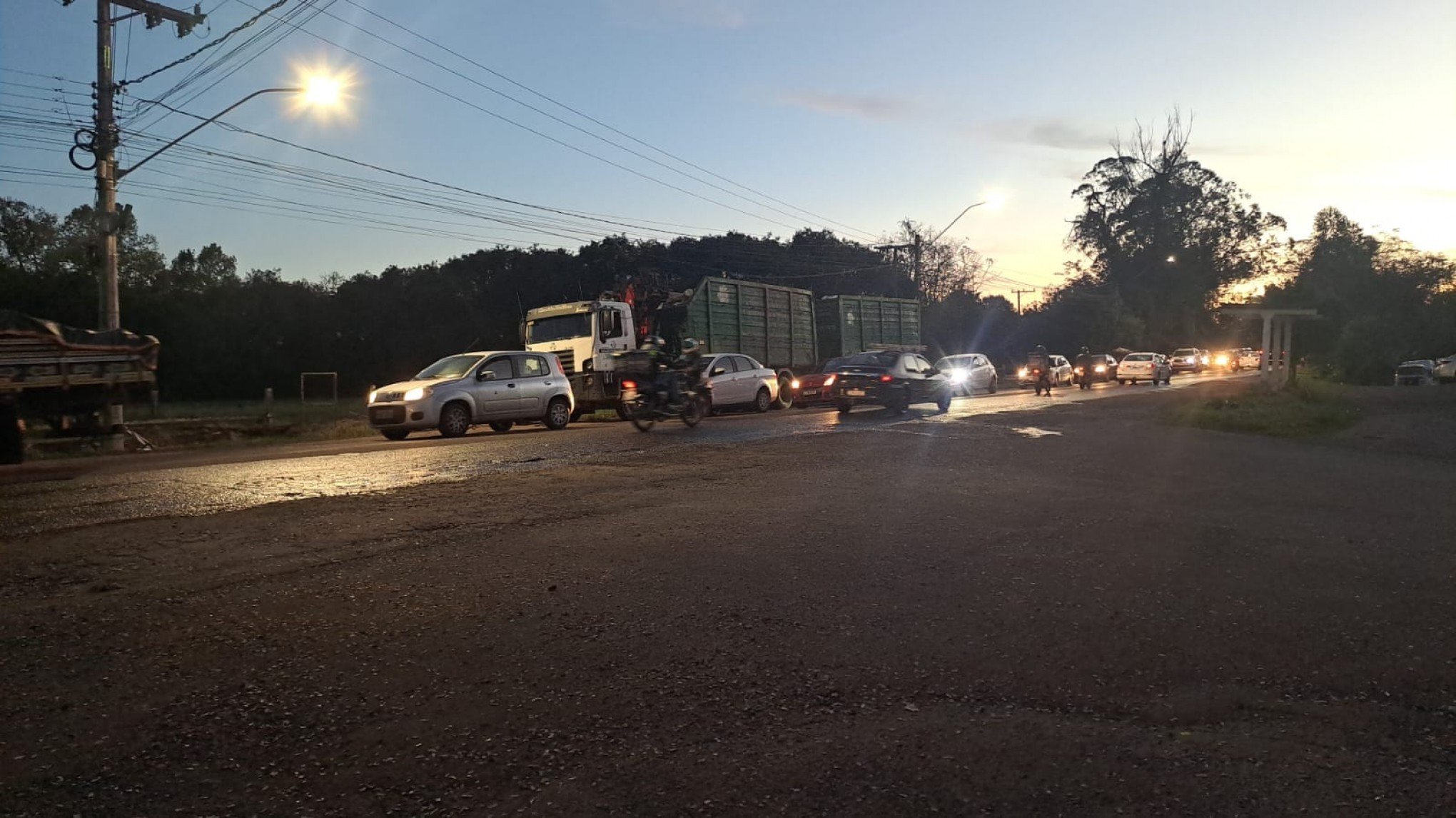 CATÁSTROFE NO RS: Bloqueio na BR-116 sobrecarrega a Estrada da Integração