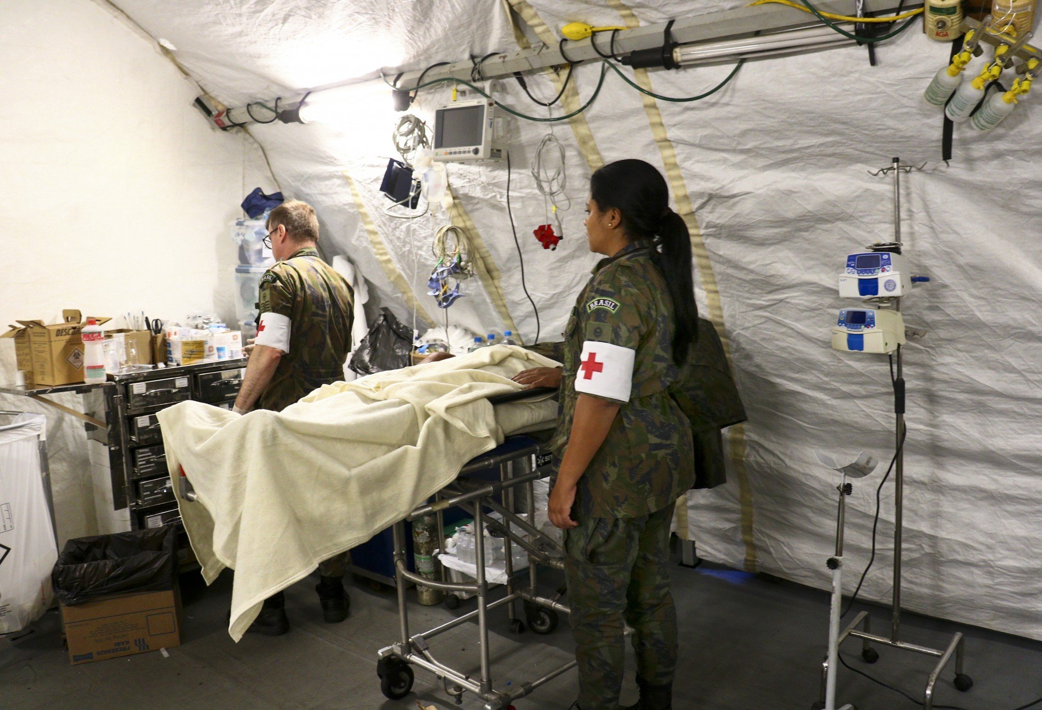 CATÁSTROFE NO RS: Base Aérea de Canoas monta estrutura de guerra no Hospital Nossa Senhora das Graças