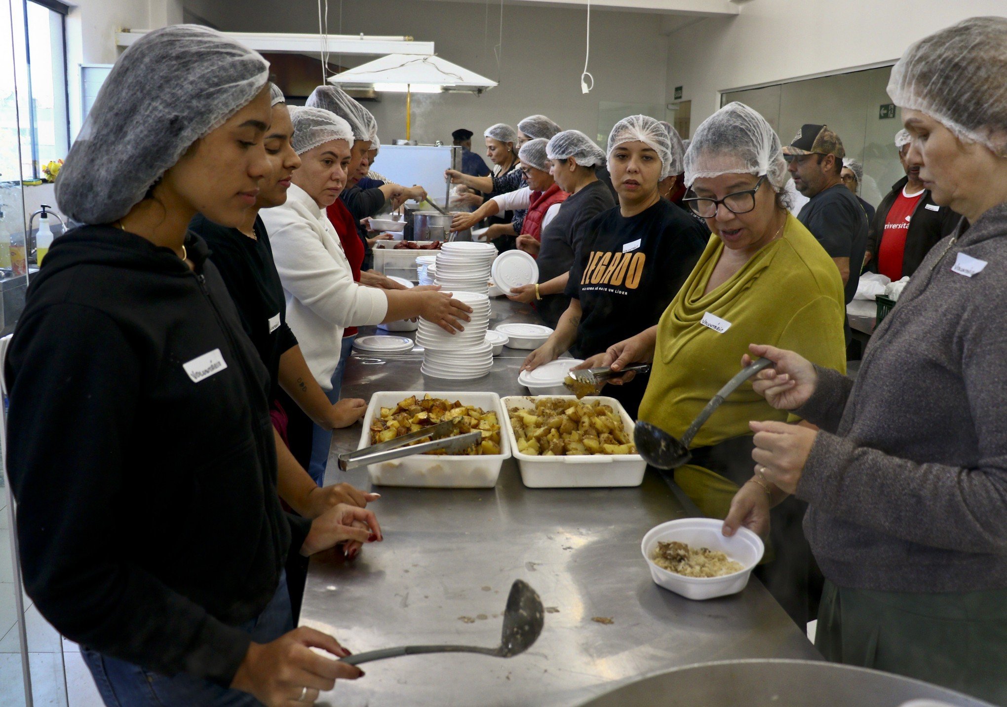 Temperada com carinho: Voluntários preparam milhares de marmitas na Chef Gourmet