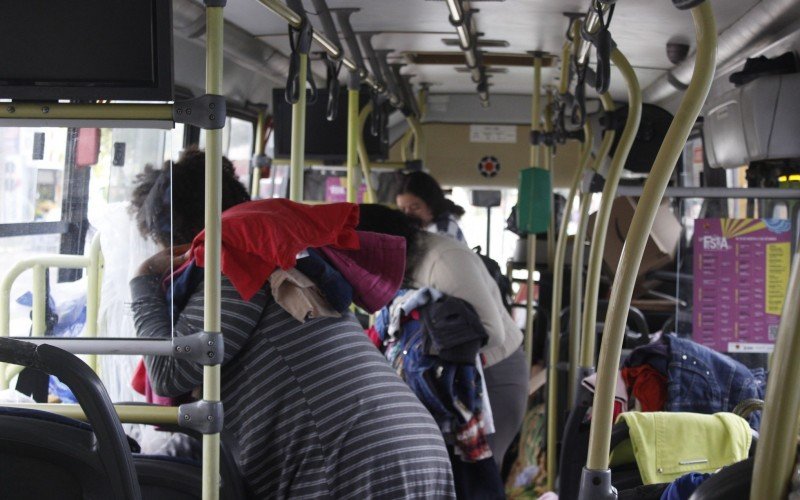 A seleção das roupas é feita dentro do ônibus