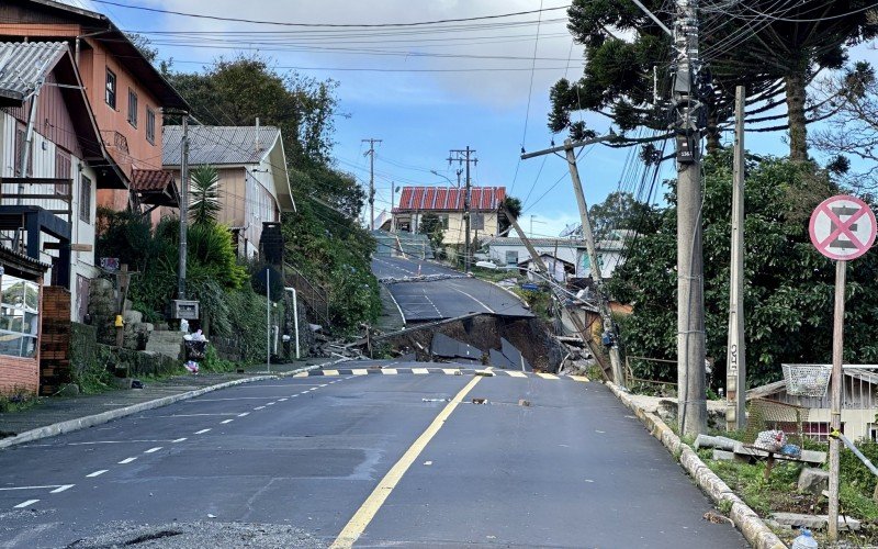 Moradores do bairro Piratini, em Gramado, perderam as casas, após um deslizamento de terra