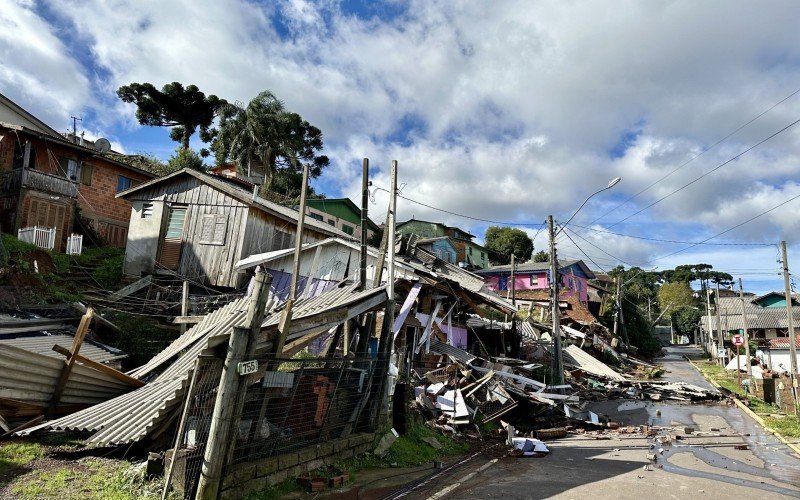 Ruas do bairro Piratini foram evacuadas por causa dos riscos de desmoronamentos