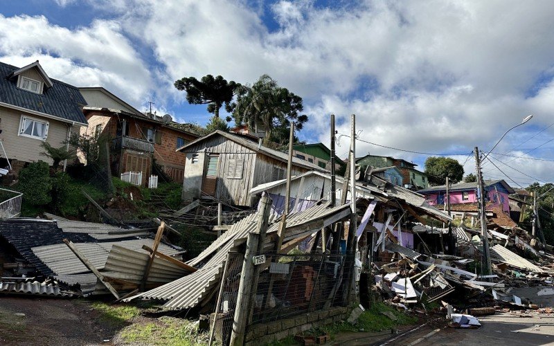 Moradores do bairro Piratini, em Gramado, perderam as casas, após um deslizamento de terra
