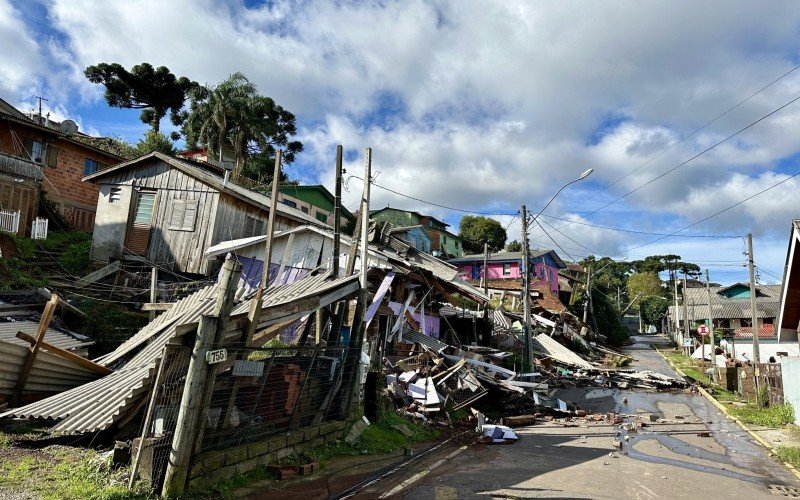 Moradores do bairro Piratini, em Gramado, perderam as casas, após um deslizamento de terra