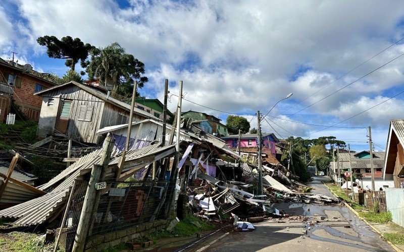 Moradores do bairro Piratini, em Gramado, perderam as casas, após um deslizamento de terra