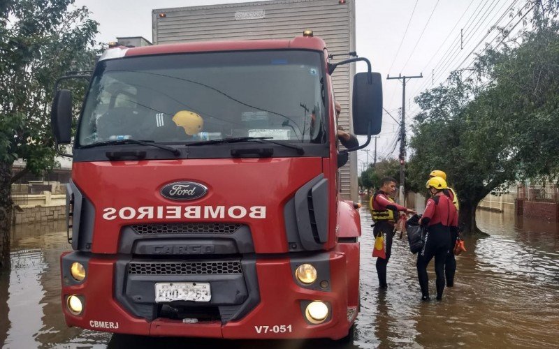 Corpo de Bombeiros atua no reconhecimento da área atingida no bairro Rio Branco