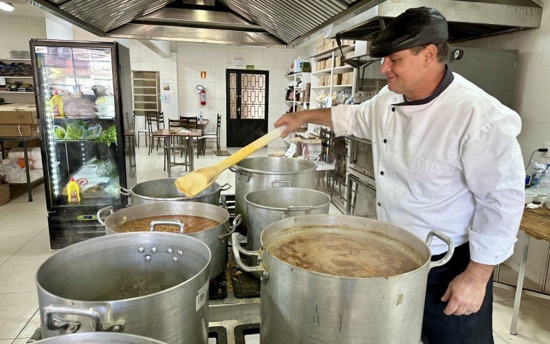 Cozinha Solidária é uma das ações realizadas por voluntários de Gramado