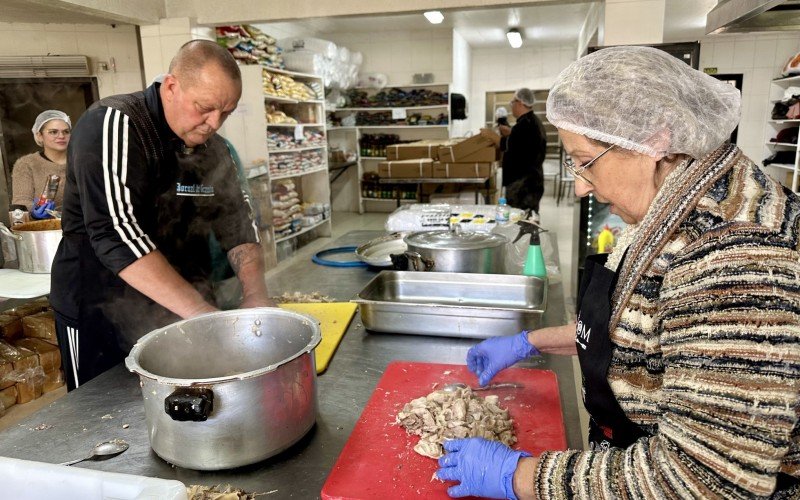 Cozinha Solidária é uma das ações realizadas por voluntários de Gramado