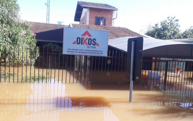 Na tarde de quinta-feira (15) água continuava alta na Rua Paraná, no bairro Scharlau, onde está localizada a editora 