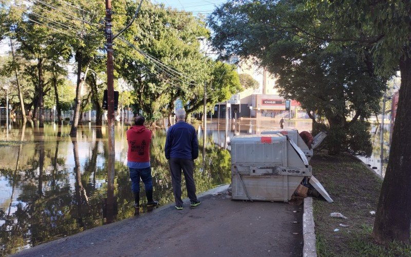 Muro de água divide Porto Alegre em áreas seca e alagada | abc+