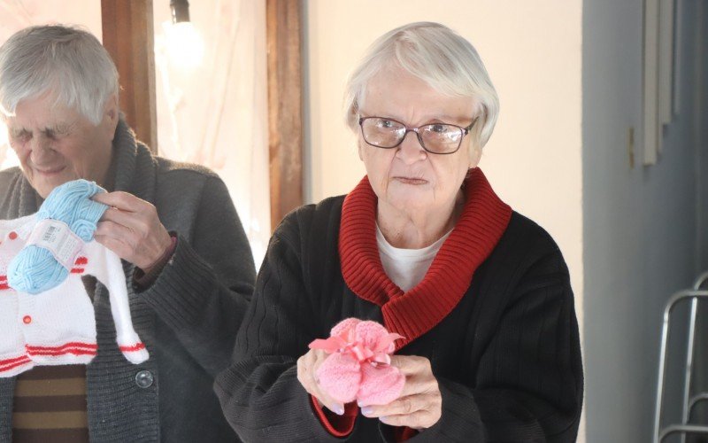 Bernadete com sapatinhos de tricot