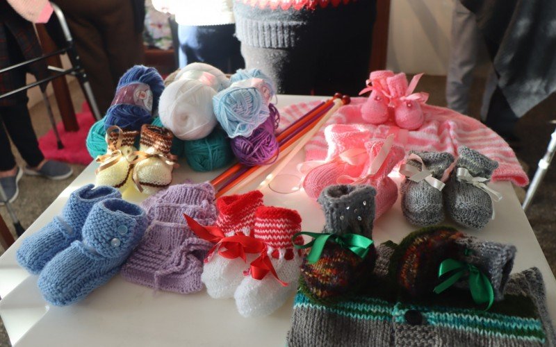 Roupinhas de lã para ajudar os bebês desabrigados