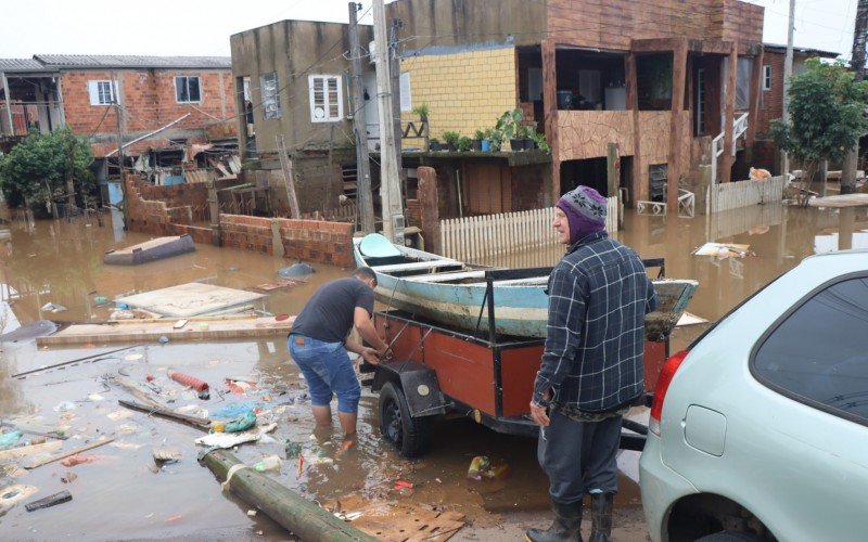 Ruas do bairro Canudos seguem alagadas