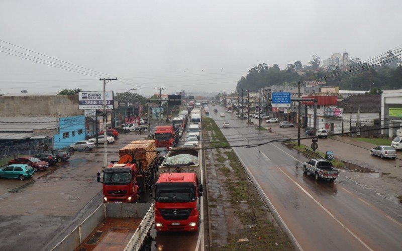 Congestionamento na RS-240 antes de chegar ao novo viaduto