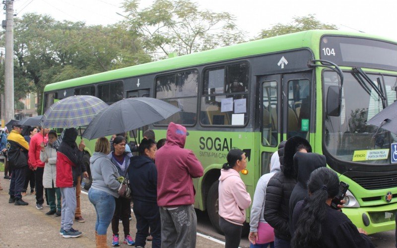 Três ônibus carregaram doações para o bairro Guajuviras nesta quinta-feira (16)