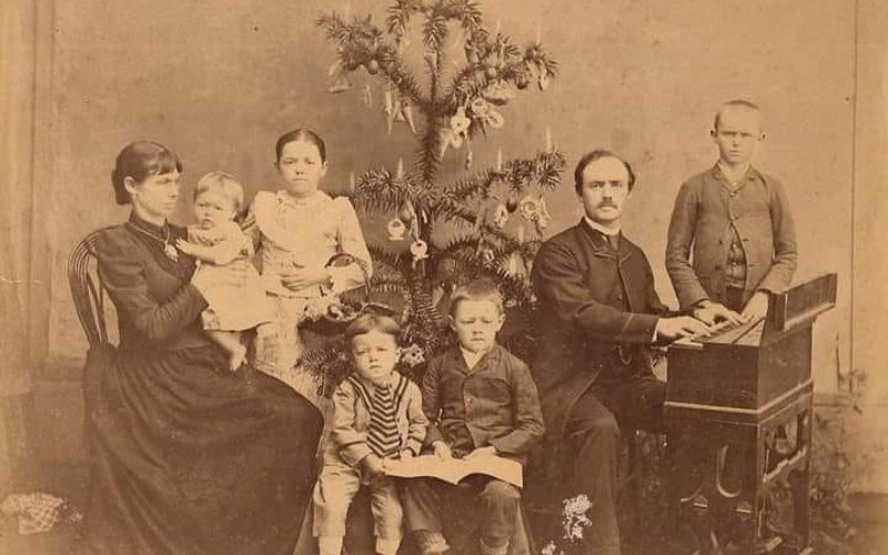 Elisabeth Hess e Franz Jacob Fries, no ano de 1888, com os filhos Jacob, Emma, Felipe, Emílio e Sofia em Hamburgo Velho | abc+