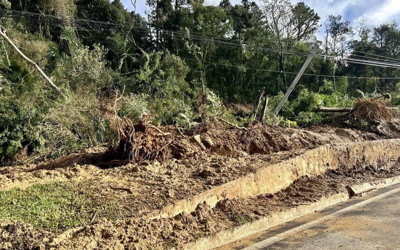 Deslizamento de terra foi registrado na RS-235, no sentido Canela/Gramado