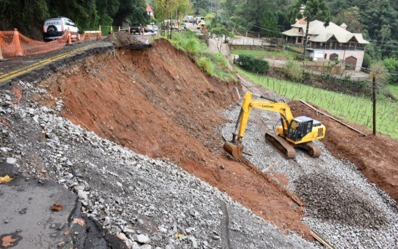 Obra de reconstrução da base da pista da RS-235, em Nova Petrópolis